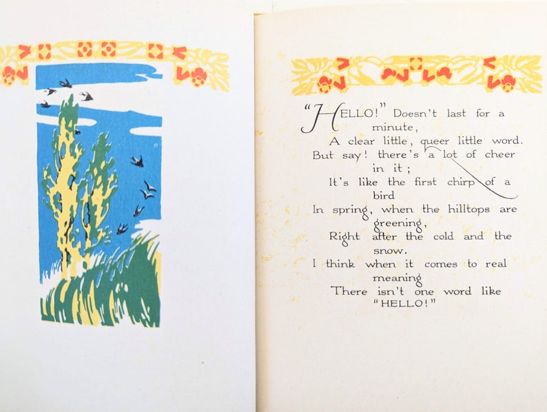 Pode incluir: Uma ilustra&ccedil;&atilde;o vintage de um livro infantil com um c&eacute;u azul, &aacute;rvores verdes e p&aacute;ssaros voando. O texto na p&aacute;gina diz "HELLO!" N&atilde;o dura um minuto, Uma palavra pequena e clara, uma palavra pequena e estranha. Mas diga! h&aacute; muita alegria nela; &Eacute; como o primeiro chilrear de um p&aacute;ssaro Na primavera, quando os topos das colinas ficam verdes, Logo ap&oacute;s o frio e a neve. Acho que quando se trata de um verdadeiro significado N&atilde;o h&aacute; uma palavra como "HELLO!"