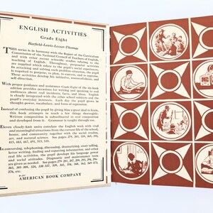 K&ouml;nnte beinhalten: Offenes Buch mit dem Titel "English Activities Grade Eight" von Hatfield-Lewis-Lezzer-Thomas. Die linke Seite hat Text, die rechte Seite braune und wei&szlig;e Illustrationen in Kreisen. Herausgegeben von American Book Company.