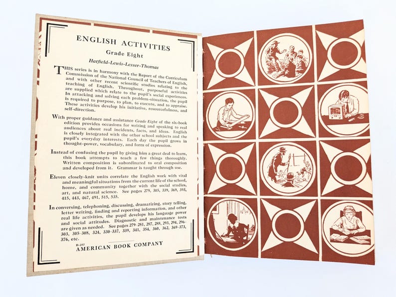 K&ouml;nnte beinhalten: Offenes Buch mit dem Titel "English Activities Grade Eight" von Hatfield-Lewis-Lezzer-Thomas. Die linke Seite hat Text, die rechte Seite braune und wei&szlig;e Illustrationen in Kreisen. Herausgegeben von American Book Company.
