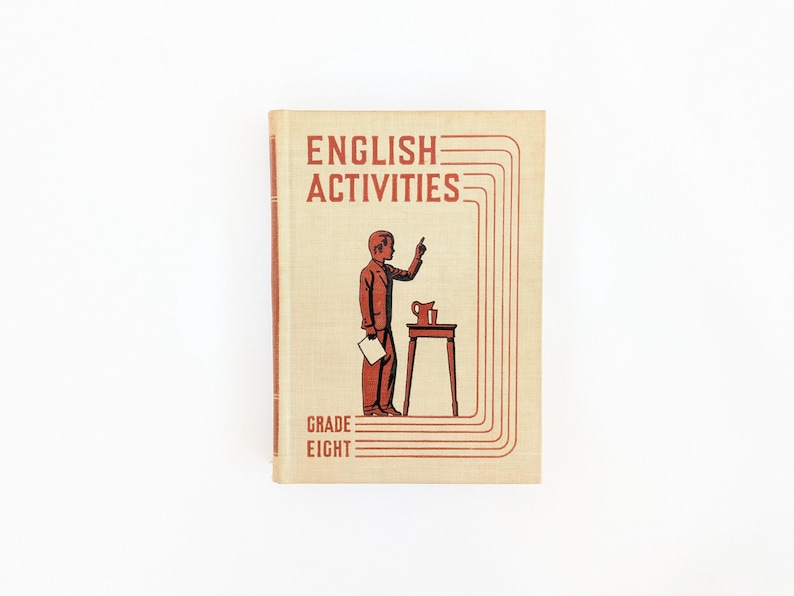 K&ouml;nnte beinhalten: Vintage "English Activities" Lehrbuch f&uuml;r die achte Klasse. Das Cover zeigt eine rote Illustration einer Person, die zeigt, mit einem kleinen Tisch und einem Krug. Titel und Klassenstufe sind in roter Schrift.