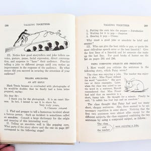 K&ouml;nnte beinhalten: Aufgeschlagenes Buch mit Illustrationen und Text. Die linke Seite zeigt eine Zeichnung eines Mannes mit Lasso und einer Menschenmenge. Die rechte Seite hat Text und eine Zeichnung eines Kaninchens. Das Buch tr&auml;gt den Titel "Talking Together".