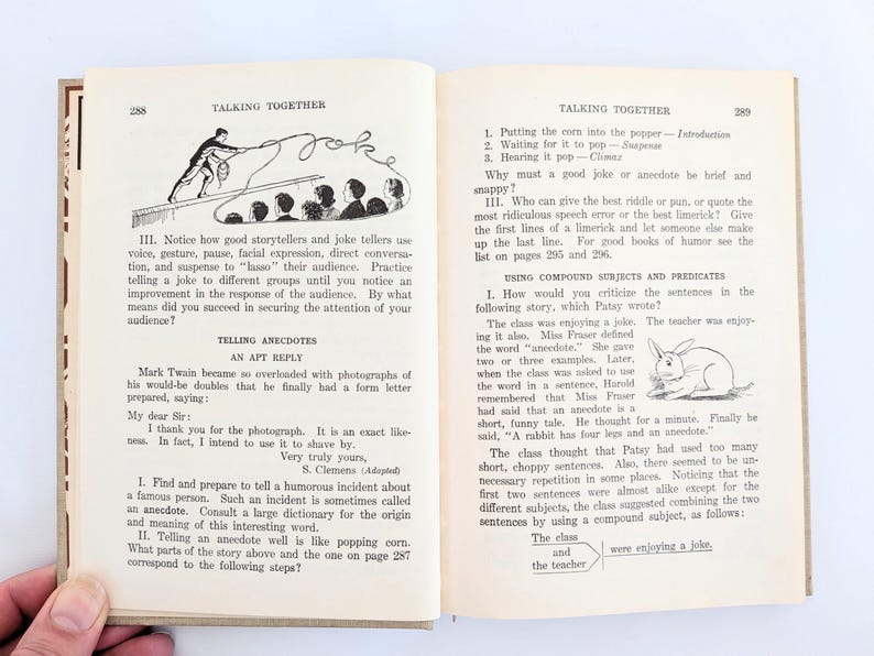 K&ouml;nnte beinhalten: Aufgeschlagenes Buch mit Illustrationen und Text. Die linke Seite zeigt eine Zeichnung eines Mannes mit Lasso und einer Menschenmenge. Die rechte Seite hat Text und eine Zeichnung eines Kaninchens. Das Buch tr&auml;gt den Titel "Talking Together".