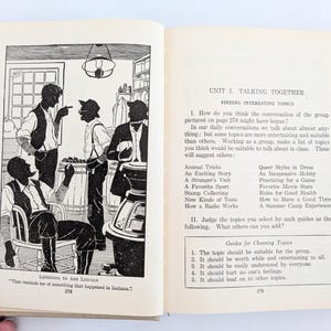 K&ouml;nnte beinhalten: Ein offenes Buch mit Illustrationen und Text. Die linke Seite zeigt eine Schwarz-Wei&szlig;-Illustration von M&auml;nnern in einem Raum. Die rechte Seite hat den Text "Talking Together" und eine Liste von Themen.