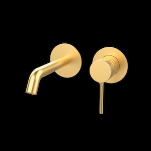 Könnte beinhalten: Ein goldfarbenes Wandarmaturen-Set vor schwarzem Hintergrund. Das Set umfasst einen gebogenen Auslauf und eine separate Steuerung mit Hebel. Die Armaturen haben eine matte Oberfläche und ein minimalistisches Design, passend für moderne Badezimmer.