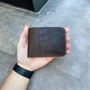 Cartera de piel Crazy Horse hecha a mano con relieve de cocodrilo: accesorio elegante y práctico