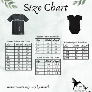 Puede incluir: Una tabla de tallas con medidas para camisetas unisex, camisetas para ni&ntilde;os peque&ntilde;os, camisetas juveniles y bodies para beb&eacute;s. La tabla incluye medidas de ancho y largo en cm para varias tallas. El texto "Size Chart" est&aacute; en la parte superior.