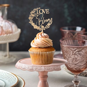 ラブ・イン・ブルーム・ブライダルシャワー、カップケーキトッパー、花のブライダルシャワーデコレーション、花のウェディングシャワーデコレーション、ワイルドフラワーのブライダルシャワー