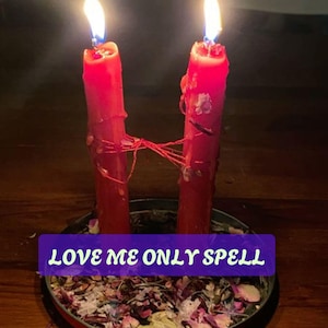 以下が含まれることがあります： 赤いろうそくが2本、赤い紐で結ばれており、乾燥したハーブと花で満たされたボウルに入っています。ろうそくは灯されており、ろうそくの下の横断幕に「LOVE ME ONLY SPELL」という文字が紫で書かれています。