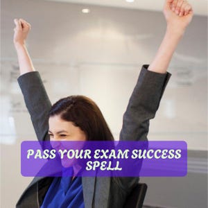 Puede incluir: Una mujer con cabello castaño levanta los brazos en el aire con una gran sonrisa en su rostro. Lleva una chaqueta gris y una camisa azul. El texto "PASS YOUR EXAM SUCCESS SPELL" está escrito en letras blancas sobre un fondo morado.