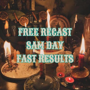 Op de afbeelding: Een close-up van een tafel met brandende kaarsen en verspreide kristallen. De tekst "FREE RECAST SAM DAY FAST RESULTS" is geschreven in turquoise op een zwarte achtergrond.