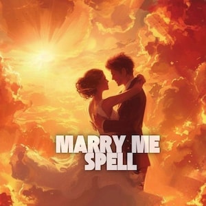 Puede incluir: Ilustración digital de una pareja abrazándose, silueteada contra un atardecer naranja y amarillo. El texto "MARRY ME SPELL" se muestra en blanco en la parte inferior. La pareja viste ropa formal.