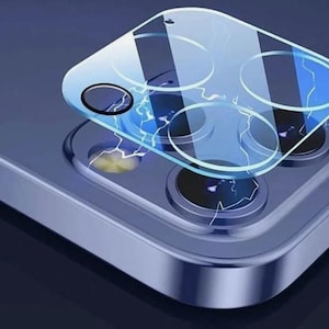 Könnte beinhalten: Ein transparenter Kameraschutz mit vier Ausschnitten für ein Telefonkameraobjektiv. Der Schutz wird über ein Telefonkameraobjektiv mit drei Objektiven gelegt.