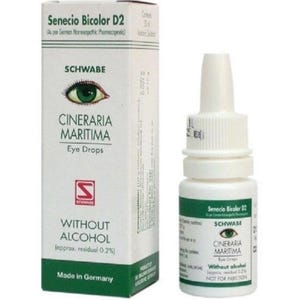 Puede incluir: Una botella blanca de gotas para los ojos Senecio Bicolor D2 de Schwabe. La botella está etiquetada con el nombre del producto, la marca y las instrucciones. La botella está hecha en Alemania y no contiene alcohol.