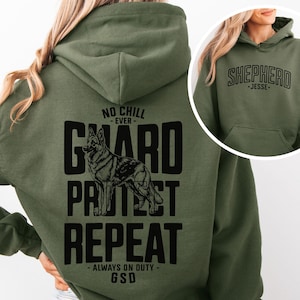 Puede incluir: Una sudadera con capucha de color verde oliva con un gráfico negro en la espalda de un pastor alemán y el texto NO CHILL EVER GUARD PROTECT REPEAT ALWAYS ON DUTY GSD. En el pecho aparece el texto SHEPHERD JESSE.