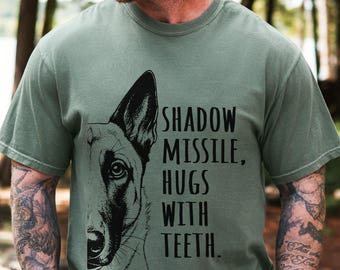 Maglietta con il cane da pastore belga Malinois, divertente maglietta per addestratori di cani e proprietari di cani da lavoro, maglietta con colori confortevoli, regalo per mamma o papà.