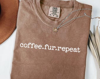 Divertente maglietta per mamme di cani, maglietta con stampa ripetuta "Coffee Fur", regalo alla moda per amanti degli animali, estetica da mamma di cani, maglietta per genitori di cani, comoda maglietta per cani per lei o per lui