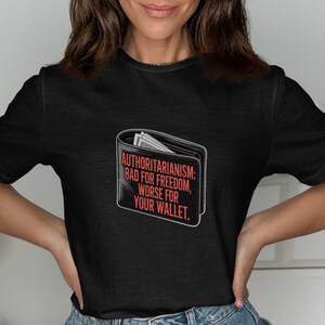 Camiseta com capuz e estampa "Custos do Autoritarismo" – Camiseta política antiautoritária para manifestantes, contribuintes e realistas