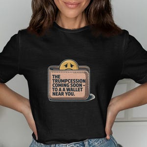 Camiseta, sudadera y suéter con advertencia de Trumpcession Wallet: camiseta política satírica, camiseta anti-Trump, regalo de humor económico, ropa de protesta
