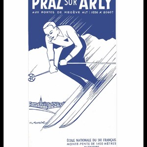 Könnte beinhalten: Ein Vintage-Plakat, das das französische Skigebiet Praz sur Arly bewirbt, das in der Nähe von Megève liegt. Das Plakat zeigt eine blaue und weiße Illustration eines Skifahrers auf einer Bergabfahrt. Der Text auf dem Plakat lautet "L'été et l'hiver à Praz sur Arly aux portes de Megève alt: 1036 à 2060" und "École Nationale du Ski Français Monte-Pente de 1400 mètres Patinoire Pêche à la truite Tennis Nombreuses promenades et excursions Renseignements au Syndicat d'Initiative de Praz Icontre Timbres".