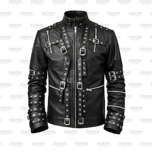 Może przedstawiać: Czarna skórzana kurtka z wieloma paskami, klamrami i zamkami błyskawicznymi. Kurtka ma stójkę i długie rękawy ze szczegółowymi mankietami. Projekt obejmuje srebrne okucia i symetryczny układ pasków i nitów. Stylowa odzież wierzchnia.