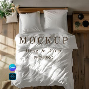 Könnte beinhalten: Weißes Bettwäsche-Mockup mit einem weißen Bettbezug und zwei weißen Kissenbezügen. Die Bettwäsche liegt auf einem Holzbettgestell und der Text "MOCKUP Drag & Drop PSD+PNG" ist auf den Bettbezug gedruckt.