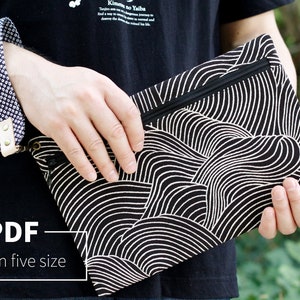 Puede incluir: Bolsa con cremallera de patrón blanco y negro con un diseño de olas. La bolsa está hecha de tela y tiene un cierre de cremallera.  PDF En cinco tamaños.