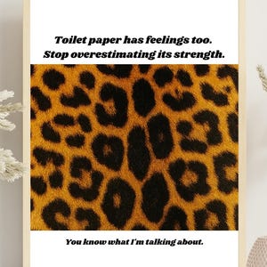 Puede incluir: Un estampado enmarcado con un fondo de estampado de leopardo y el texto "El papel higiénico también tiene sentimientos. Deja de sobreestimar su fuerza. Sabes de qué estoy hablando." El marco es beige claro.