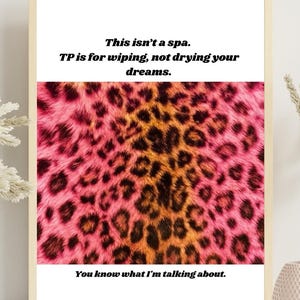 Puede incluir: Impresión artística enmarcada con un diseño de estampado de leopardo rosa y naranja. El texto dice: "Esto no es un spa. El papel higiénico es para limpiar, no para secar tus sueños. Sabes de qué estoy hablando."