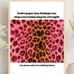 Puede incluir: Un estampado enmarcado con un diseño de leopardo rosa y naranja. El texto en el estampado dice: "El papel higiénico también tiene sentimientos. Deja de sobreestimar su fuerza. Sabes de qué estoy hablando."