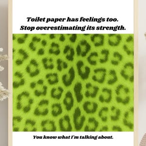 Puede incluir: Una impresión enmarcada con un fondo de estampado de leopardo verde lima. La impresión incluye el texto: "El papel higiénico también tiene sentimientos. Deja de sobreestimar su fuerza. Sabes de qué estoy hablando."