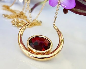 Gouden maansikkel edelsteenketting | 14k gerecycled goud | Geboortesteenhanger