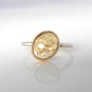 Stapelring solitaire kristalkwarts | Gerecycled 14k goud | Edelsteen dahliafacet | Geboortesteensieraden afbeelding 8