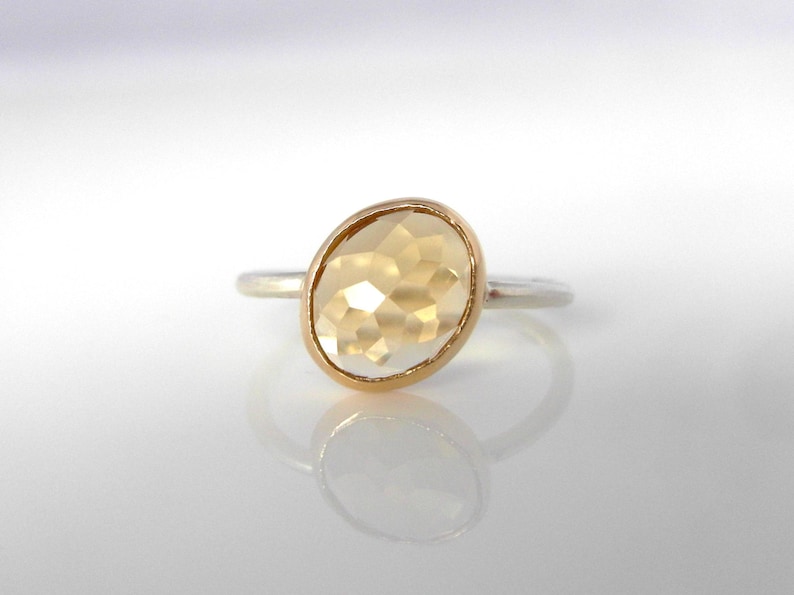Stapelring solitaire kristalkwarts | Gerecycled 14k goud | Edelsteen dahliafacet | Geboortesteensieraden afbeelding 8