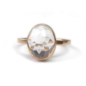 Stapelring solitaire kristalkwarts | Gerecycled 14k goud | Edelsteen dahliafacet | Geboortesteensieraden afbeelding 1