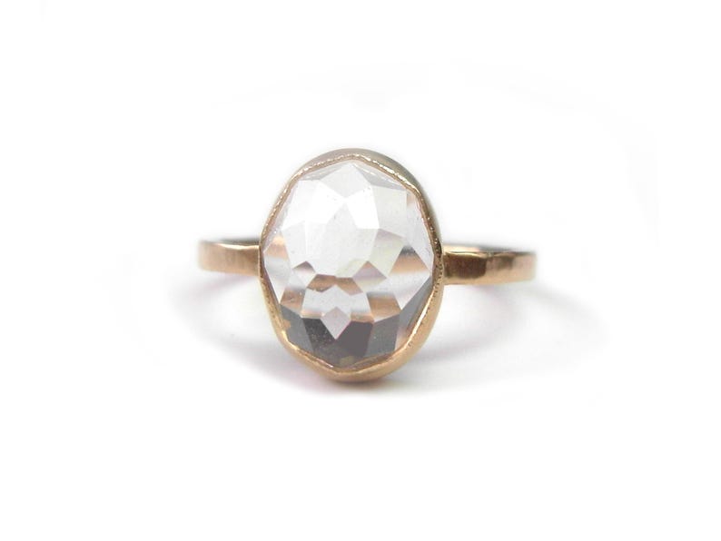 Stapelring solitaire kristalkwarts | Gerecycled 14k goud | Edelsteen dahliafacet | Geboortesteensieraden afbeelding 1