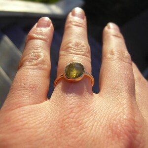 Stapelring solitaire kristalkwarts | Gerecycled 14k goud | Edelsteen dahliafacet | Geboortesteensieraden afbeelding 9