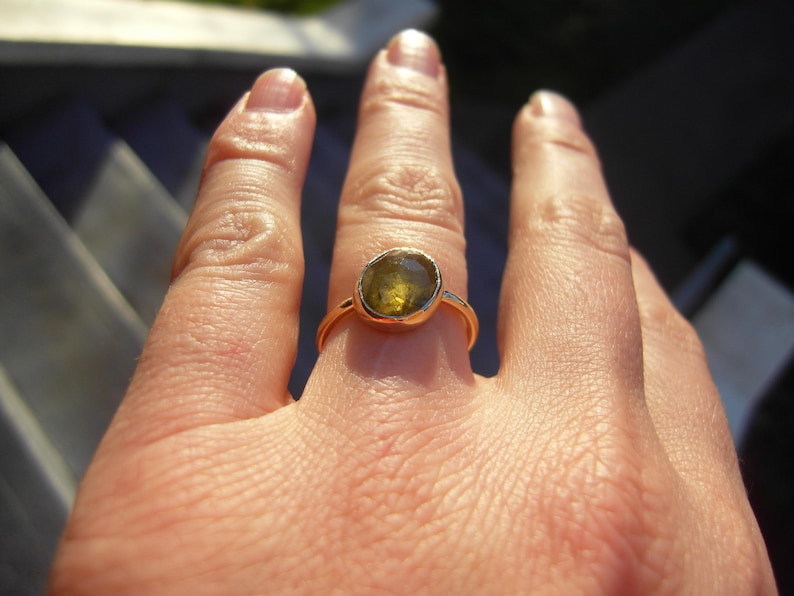 Stapelring solitaire kristalkwarts | Gerecycled 14k goud | Edelsteen dahliafacet | Geboortesteensieraden afbeelding 9