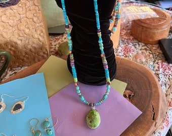 Collana con ciondolo in turchese e gaspeite: argento sterling, ametista, sugilite, 23 pollici