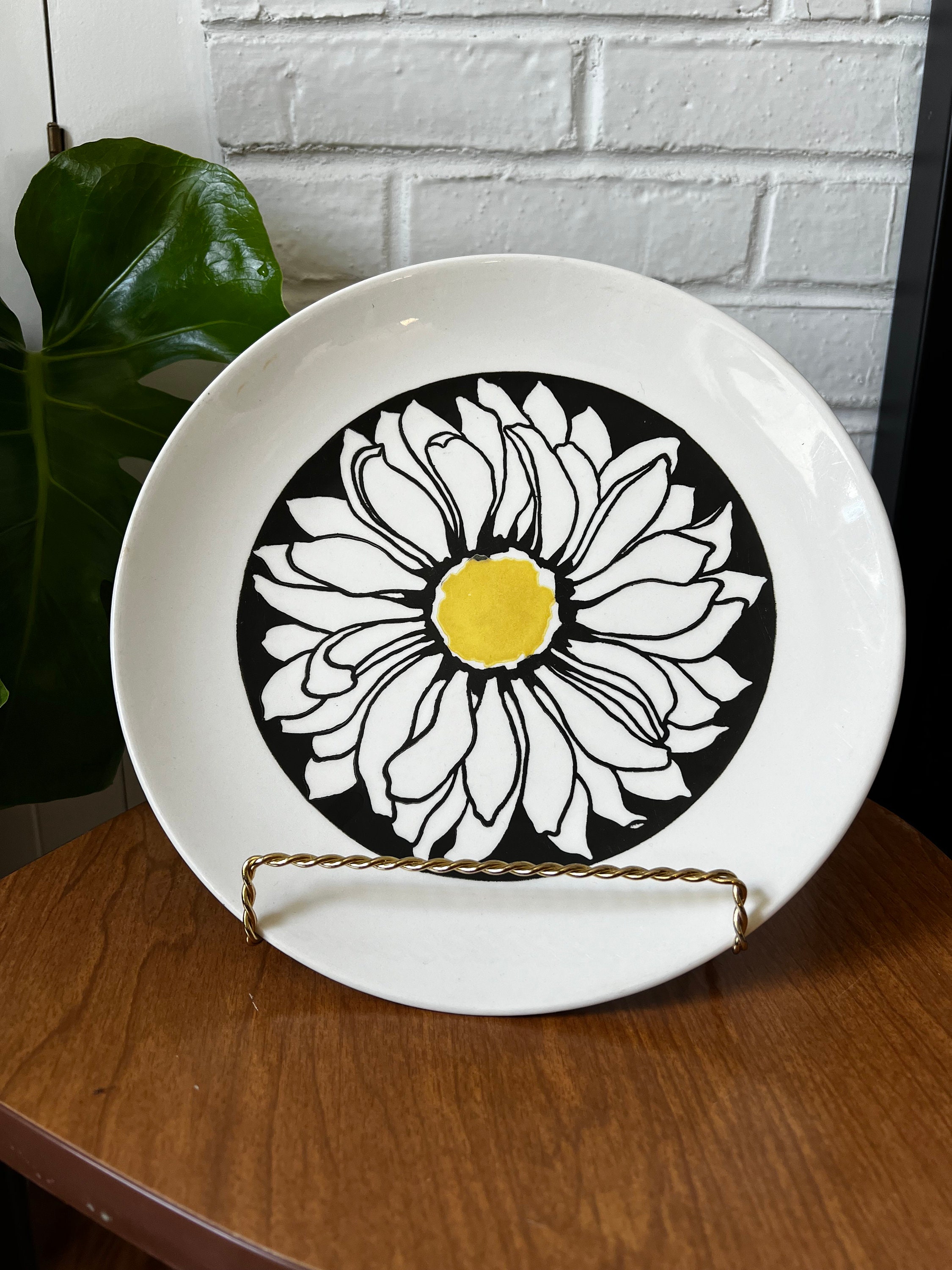 4 Mid Century Modern 1960s Vintage "It's a Daisy" Dinnerplates by Royal Ironstone