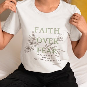 Fé sobre o medo Camisetas da moda para mulheres cristãs com design de versículo bíblico, salmo, design de letras estéticas na frente para mulheres, estilo fofo
