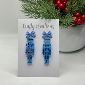 Arquivos SVG gravados em quebra-nozes, brincos de Natal, testados pela GlowForge