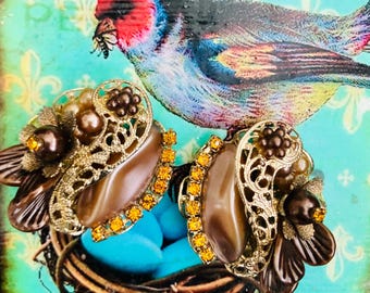 Vintage Earrings / Flamboyant Floral Goldtone Clip-ons