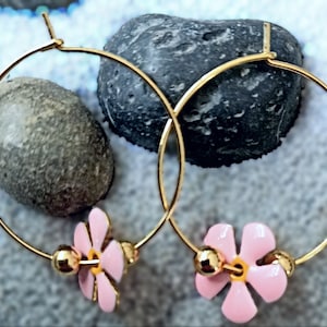 Boucles D'oreilles Créoles Fantaisie Argentées Avec Perles émaillées Roses - 4 Cm, Dormeuses