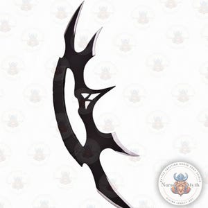 Könnte beinhalten: Eine schwarze, gebogene Klinge mit scharfen, spitzen Kanten. Die Waffe hat ein einzigartiges Design mit einem zentralen Ausschnitt und einer Reihe von nach oben gebogenen Spitzen. Die Klinge ist wahrscheinlich aus Metall und hat eine matte Oberfläche. Das Bild enthält ein Logo mit dem Text "Norse Myth".