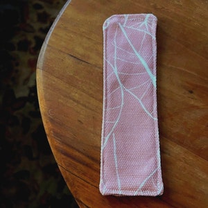 Segnalibro in tessuto foglia rosa