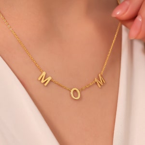 Collar con múltiples iniciales en plata / Collar con iniciales laterales / Collar de regalo para el Día de la Madre / Collar con letras pequeñas en oro / Collar con 3 iniciales
