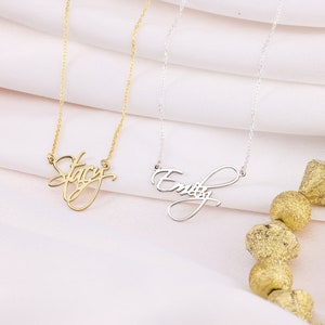 Collar con nombre y caligrafía de oro macizo de 14 quilates. Colgante con letra de oro macizo. Collar con nombre de oro macizo. Regalo para el Día de la Madre.