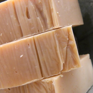 Haferflockenmilch und Honig-Ziegenmilchseife mit kolloiden Haferflocken