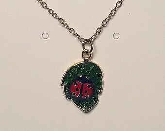 Collar con colgante de mariquita y hoja de oro