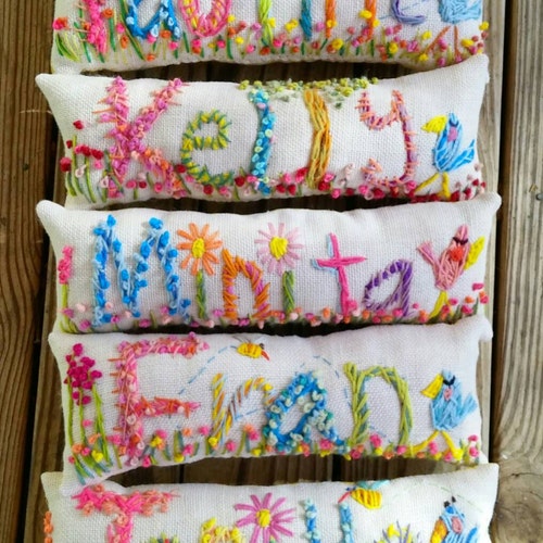 Coussin brodé à main levée Boho personnalisé, fait sur commande jusqu'à CINQ lettres YelliKelli